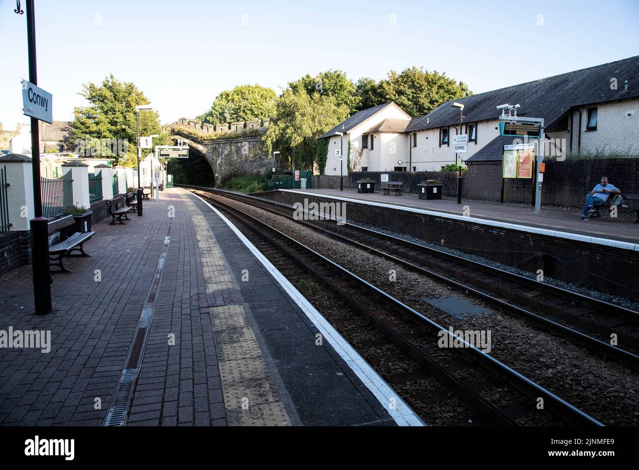 La piattaforma 1 sulla stazione ferroviaria di Conwy nel Galles del Nord ha aperto 1848 ore su 24, 7 ore su 24 in una serata estiva con treni diretti verso est Foto Stock