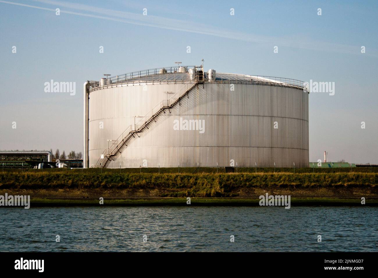 Serbatoio di stoccaggio per carico liquido, olio e petrolio nel terminale dell'olio Foto Stock