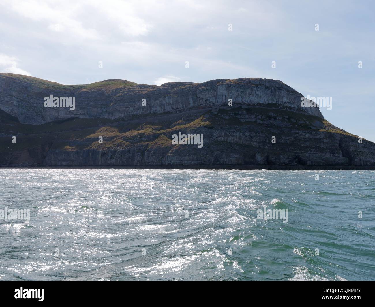 Llandudno, Clwyd, Galles, Agosto 07 2022: La Grande Orme vista dal mare. Foto Stock