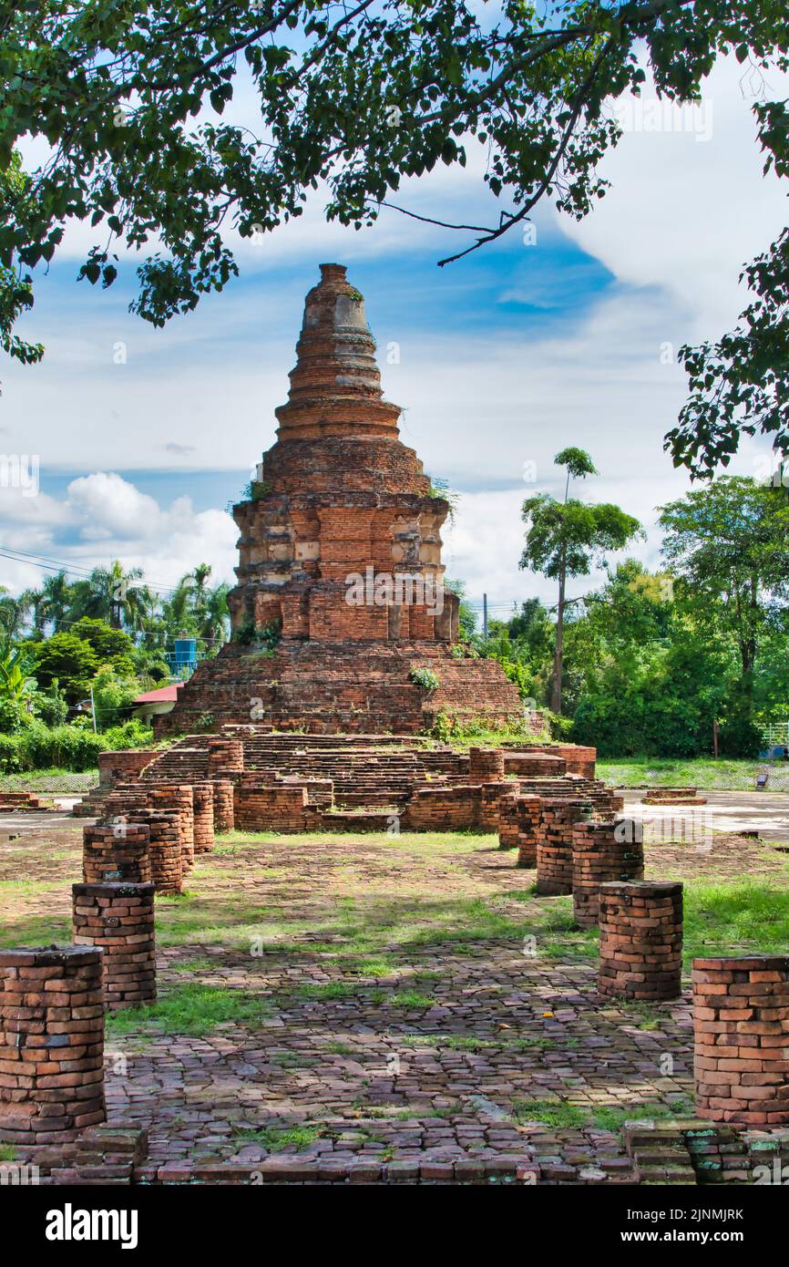 Chedi del Wat i Khang, con i resti in mattoni dell'ex tempio, nel sito archeologico di Wiang Kum Kam, Chiang mai, Thailandia Foto Stock