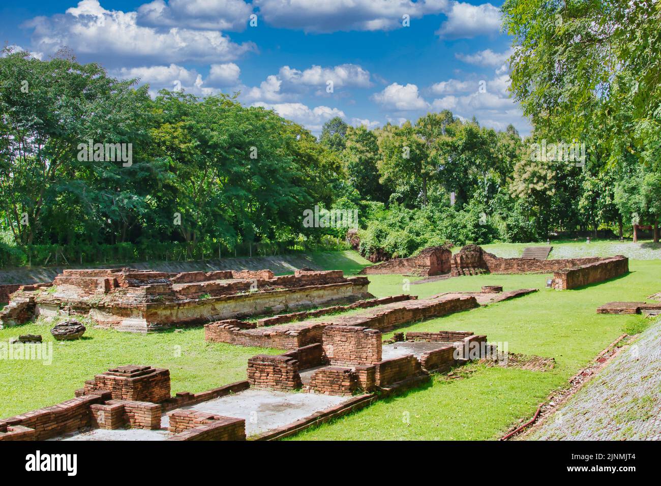 Rovine del tempio in mattoni scavati nel sito archeologico di Wiang Kum Kam, Chiang mai, Thailandia. Foto Stock