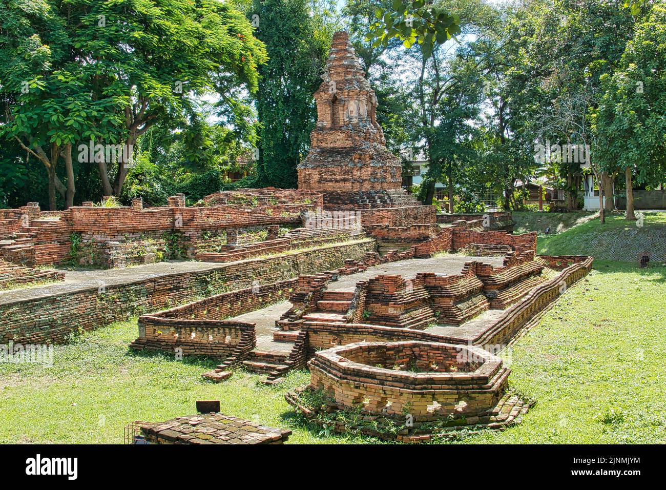 Rovine del tempio e stupa del Wat Pupia (o pu Pia), nel sito archeologico di Wiang Kum Kam, Chiang mai, Thailandia. Foto Stock