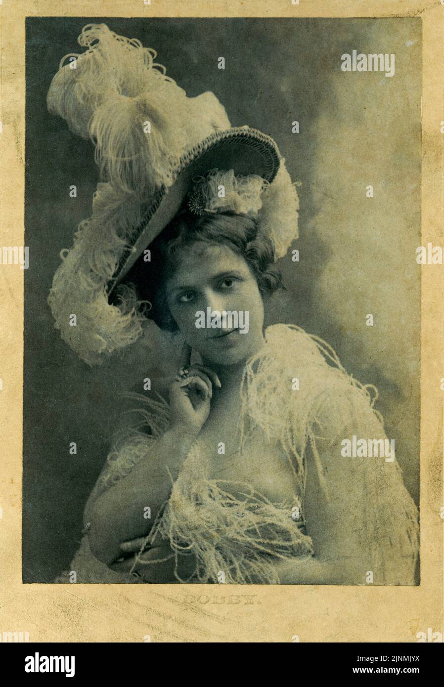 Pubblicità Vintage Photo Portrait of Celebrity attrice and Singer Bobby Burns dal tardo 19th ° secolo indossando un elegante cappello di piuma circa 1880 Foto Stock
