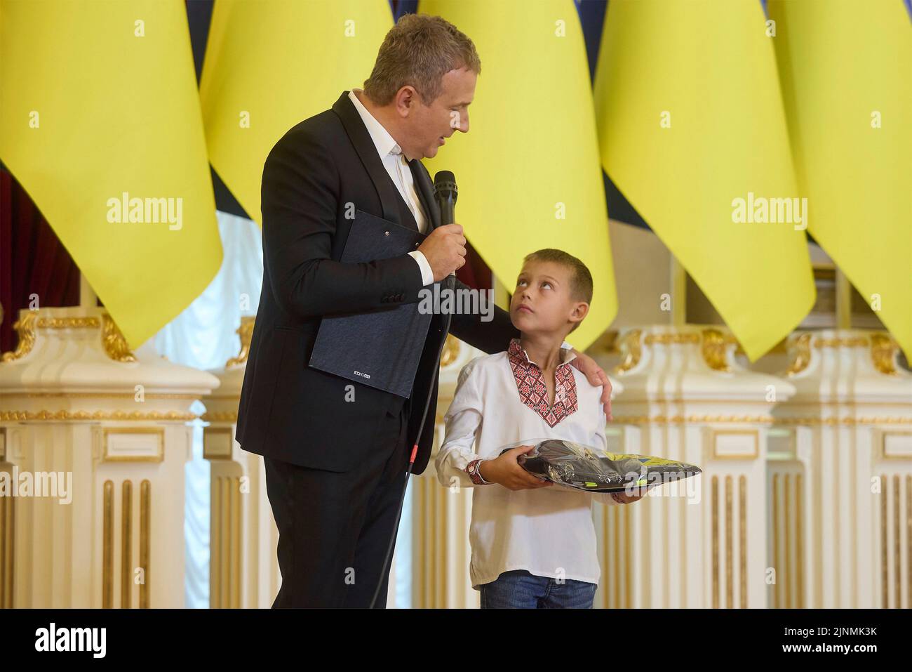 Kiev, Ucraina. 12th ago, 2022. Eroe ucraino Yegor Shemet, a destra, durante un evento per celebrare i soccorritori dei bambini e gli eroi di guerra in occasione della Giornata Internazionale della Gioventù nella Sala Bianca degli Eroi al Palazzo Mariinskyi, 12 agosto 2022 a Kyiv, Ucraina. Credit: Sarsenov Daniiar/Ukraine Presidency/Alamy Live News Foto Stock