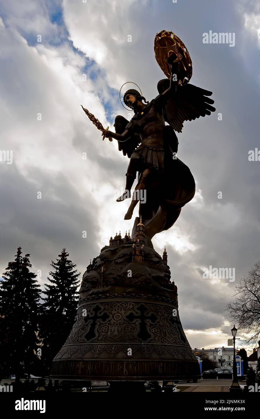 Silhouette di San Michele Arcangelo su una fontana in Ucraina Kiev Foto Stock