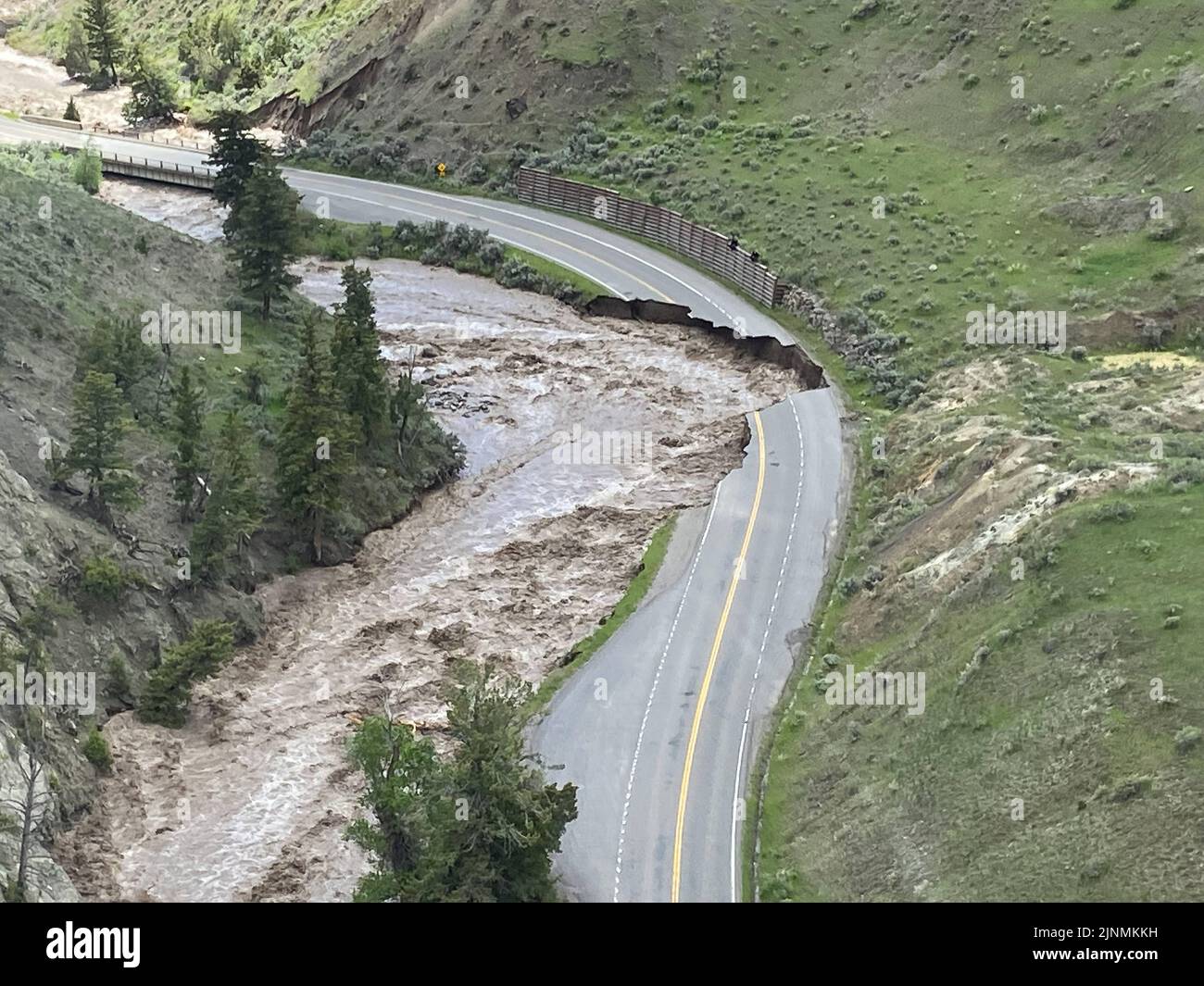 Parco nazionale di Yellowstone, Wyoming, Stati Uniti. 13th giugno, 2022. Il fiume Gardner intreccia un nuovo canale attraverso sezioni lavate del parco nazionale di Yellowstone, strada di entrata nord, dopo le inondazioni. Mentre tutti gli ingressi del parco nazionale di Yellowstone sono temporaneamente chiusi a causa delle inondazioni che hanno danneggiato strade e ponti, la parte settentrionale del parco in particolare potrebbe rimanere chiusa per "un periodo di tempo considerevole", ha dichiarato i funzionari del parco. Credit: US National Park Service/ZUMA Press Wire Service/ZUMAPRESS.com/Alamy Live News Foto Stock