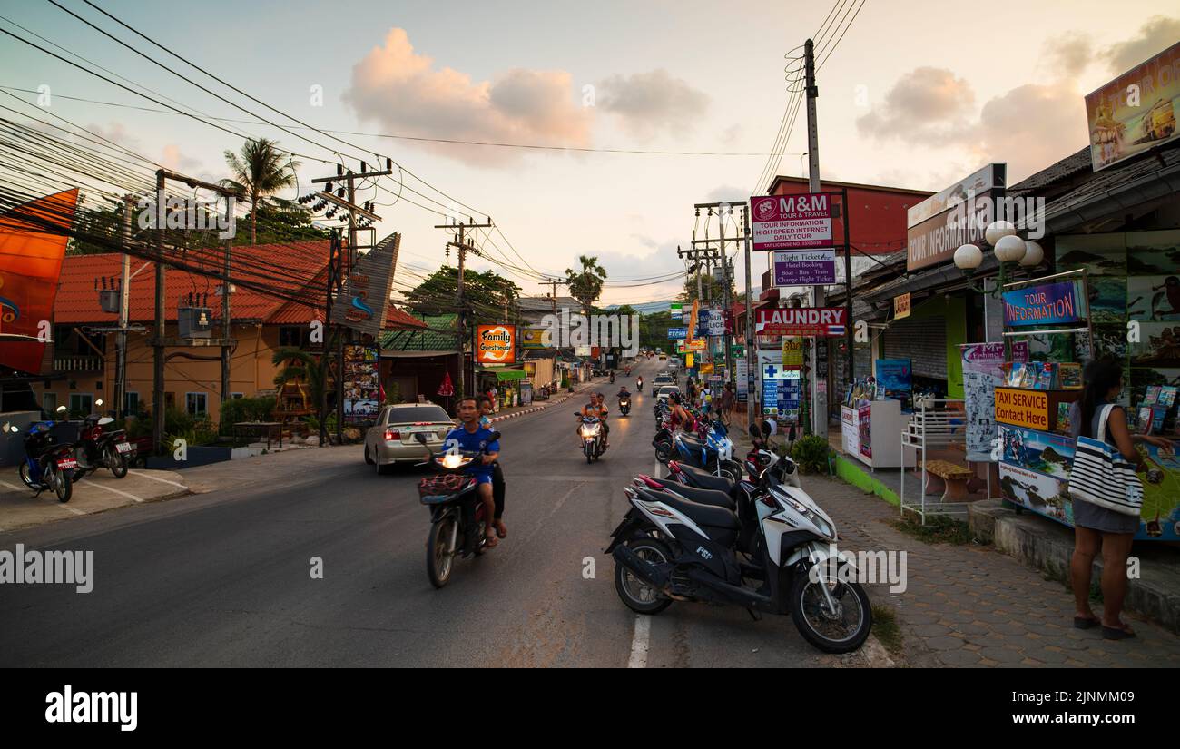 ISOLA DI KOH SAMUI, THAILANDIA. 25 marzo 2016; vista serale delle strade di Bophut Koh. Koh Samui - Surrathani Foto Stock