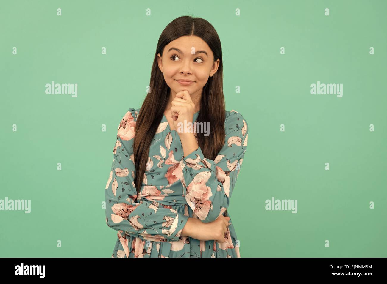 Felice ragazza bambino sognatore continuare a pensare positivo sfondo blu, sogno d'infanzia Foto Stock