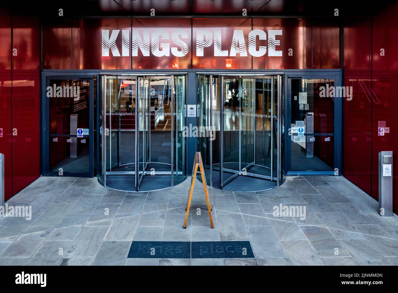 Ingresso al Kings Place London - il Kings Place contiene spazi per concerti, gallerie d'arte e uffici commerciali. Architetto Dixon Jones 2008. Foto Stock
