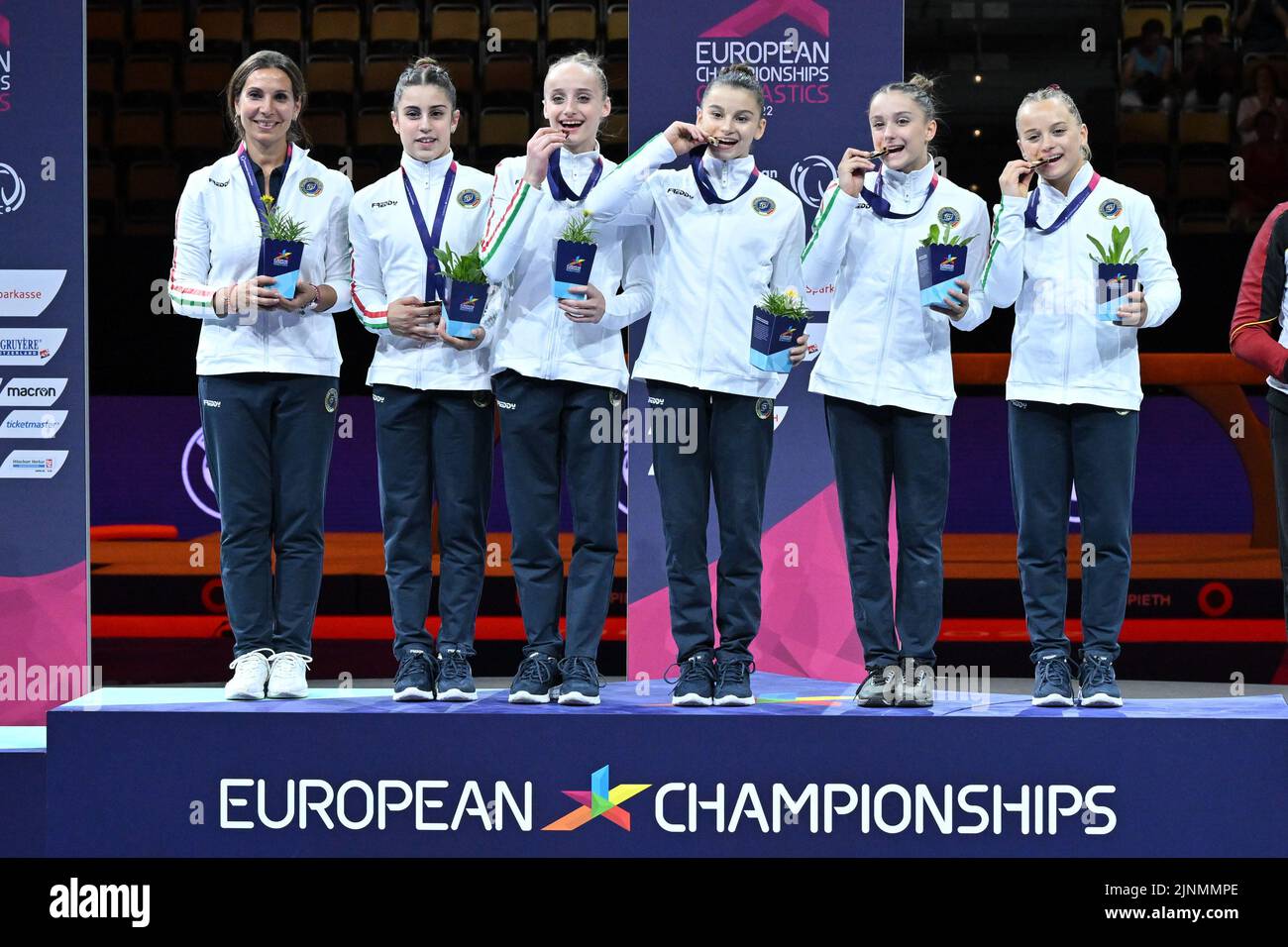 Monaco, Germania. 12th ago, 2022. TEAM: Germania GOLD durante i Campionati europei di ginnastica artistica femminile - qualifica femminile junior, incluse le finali di squadra e tutto intorno, ginnastica a Monaco, Germania, agosto 12 2022 Credit: Independent Photo Agency/Alamy Live News Foto Stock