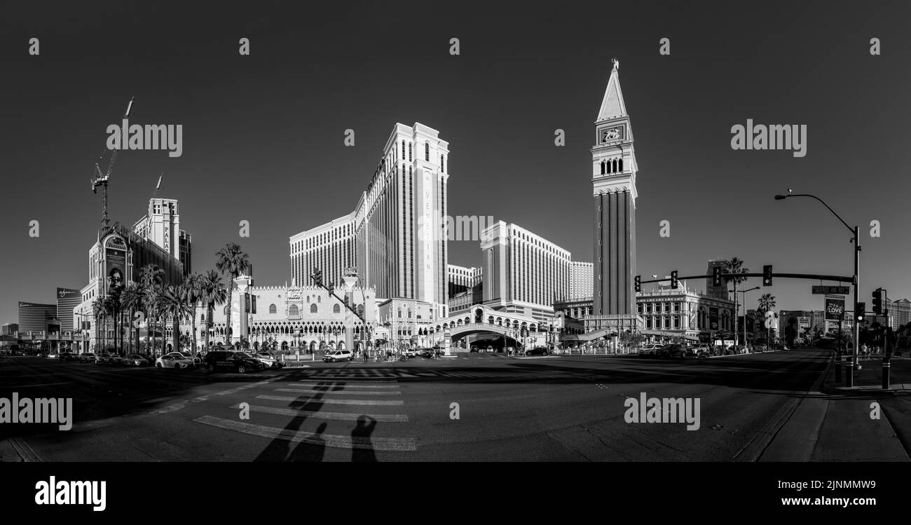 Las Vegas, Stati Uniti d'America - 24 maggio 2022: Vista agli hotel e casinò alla Strip di giorno con pubblicità al neon. Foto Stock