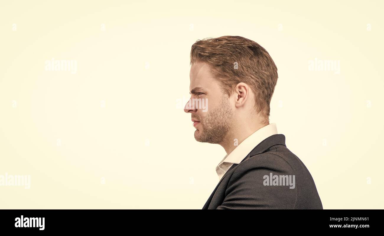 Dare a qualcuno una frugata. Uomo professionale frown. Uomo d'affari con il profilo del viso accigliato Foto Stock