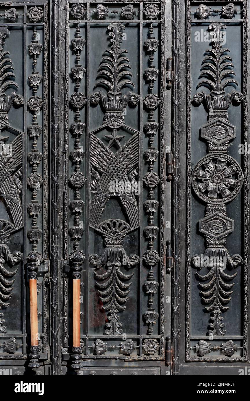 Porta d'ingresso forgiata e polverosa con simboli sovietici Foto Stock