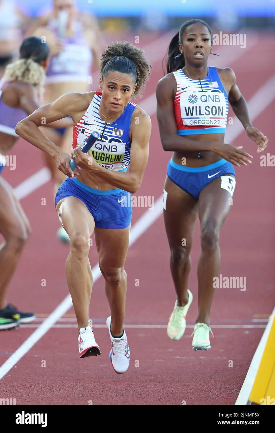 24 luglio 2022; Eugene, Oregon, USA; Sydney McLaughlin prende il passaggio di Britton Wilson sulla gamba di ancoraggio della staffetta femminile 4 x 400m degli Stati Uniti che ha vinto in 3:17,79 durante i Campionati del mondo di atletica leggera Oregon 22 a Hayward Field. (Claus Andersen/immagine dello sport) Foto Stock