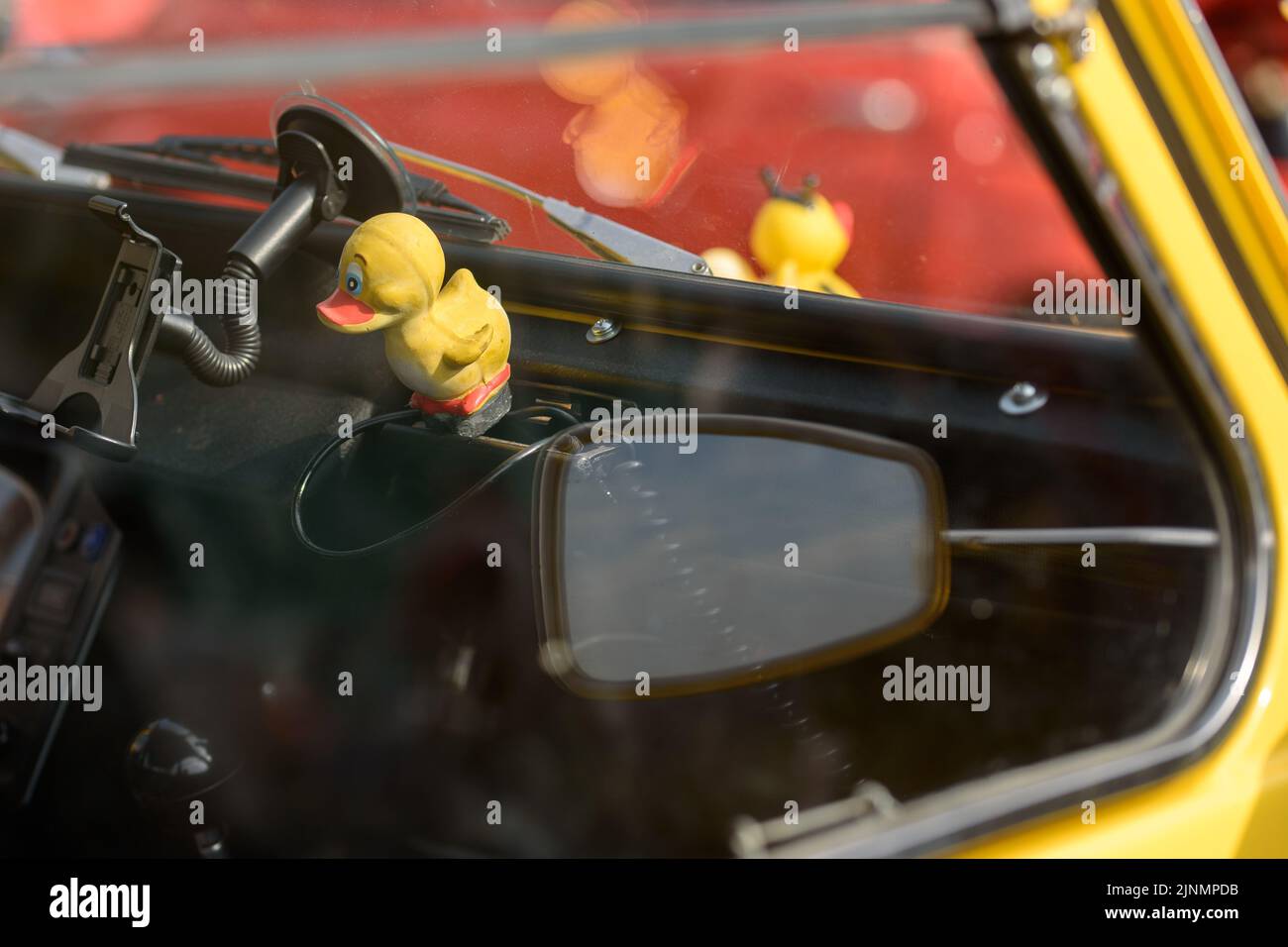 Anatra giocattolo gialla in auto d'epoca classica retrò gialla Foto Stock