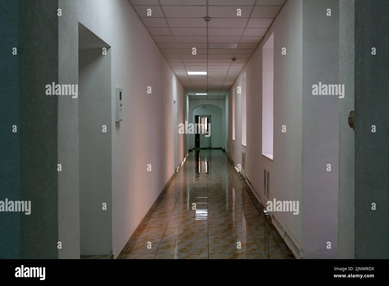 Interno di un edificio identificato lungo corridoio bianco in Ucraina Kiev Foto Stock