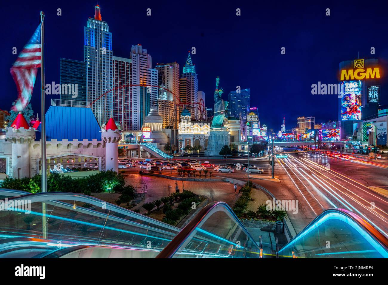 Vista notturna verso MGM Hotel e New York New York Hotel, Las Vegas, Nevada Stati Uniti, Stati Uniti Foto Stock