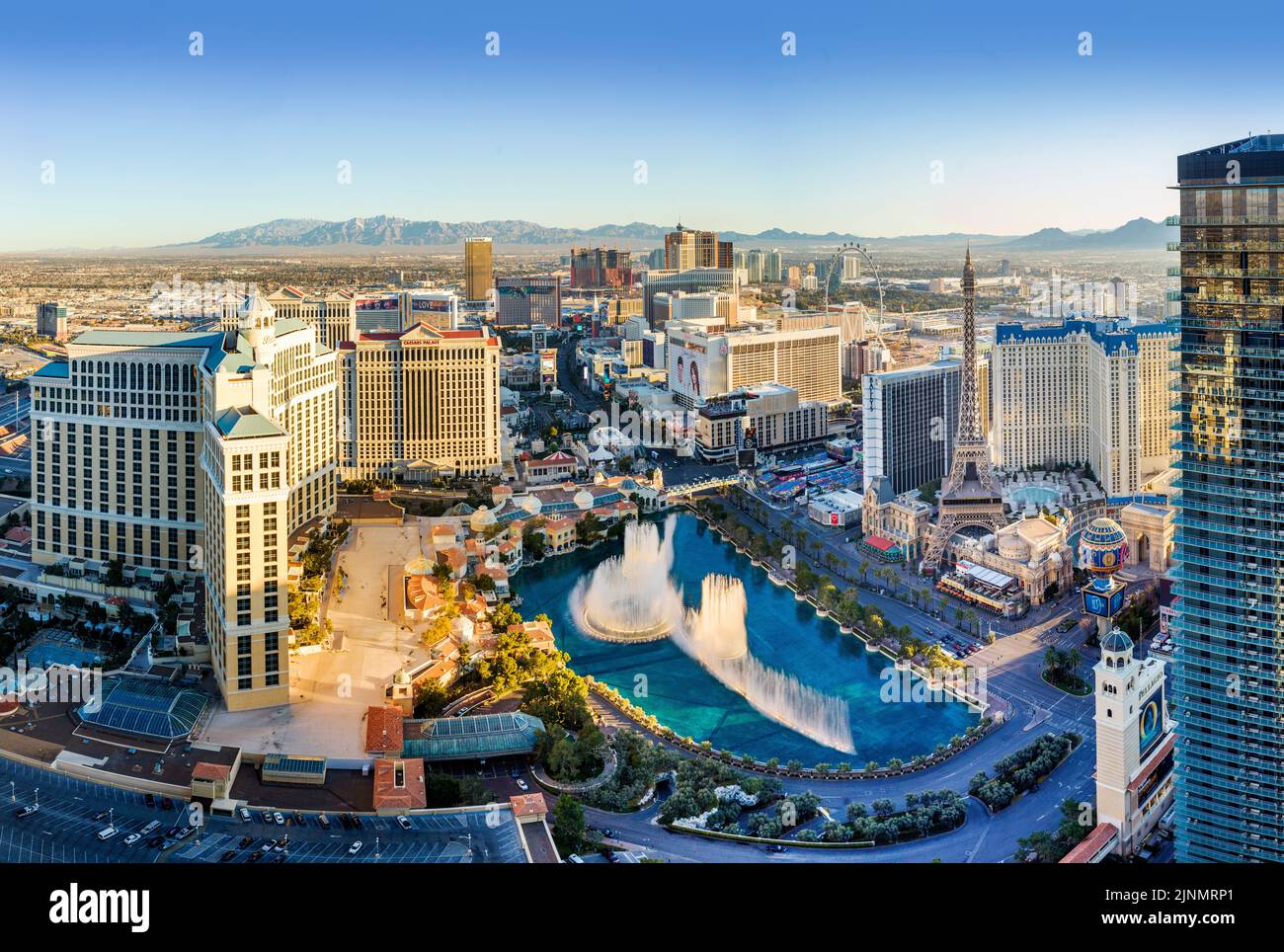 Vista aerea della Strip di Las Vegas con le fontane Bellagio e l'Hotel Paris, Las Vegas, Nevada Stati Uniti, USA Foto Stock