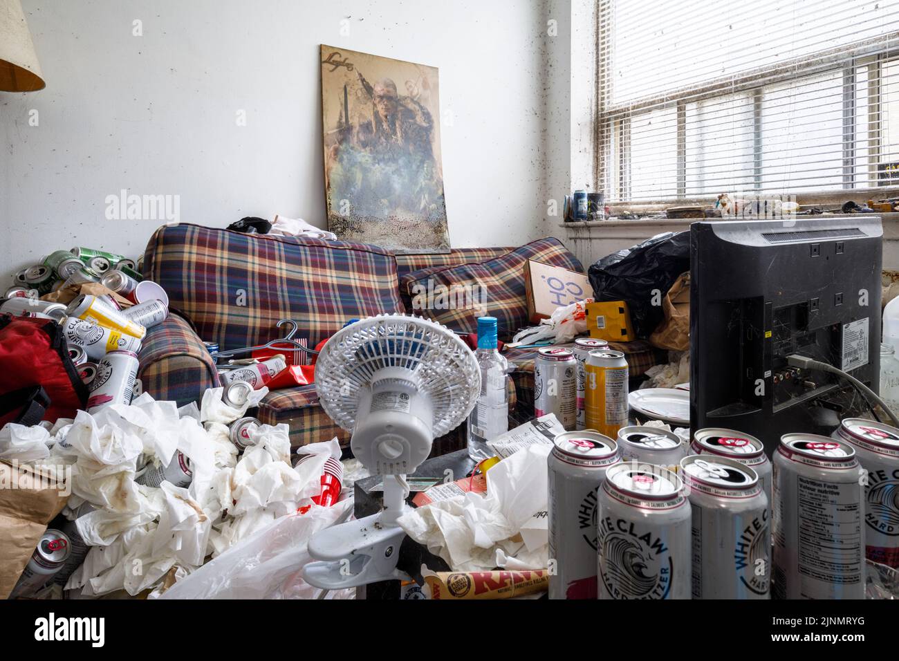 Un soggiorno appartamento sporco con un sacco di ammasso all'interno di un appartamento di un hoarder. Questo edificio è stato da allora demolito Foto Stock