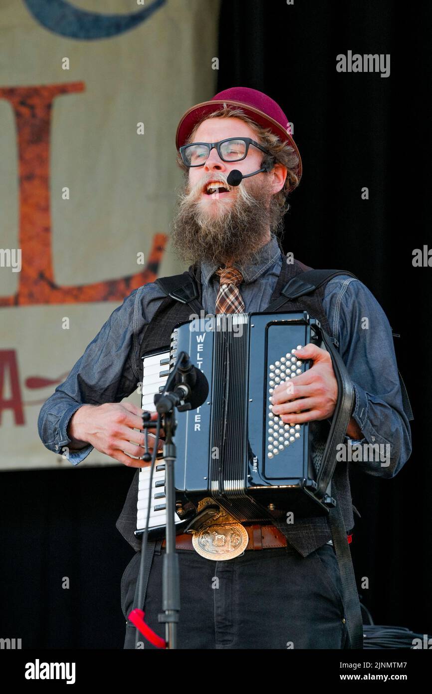 Stranamente Doesburg, fisarmonicista, musicista cabaret indipendente, Mission Folk Music Festival, Mission, British Columbia, Canada Foto Stock