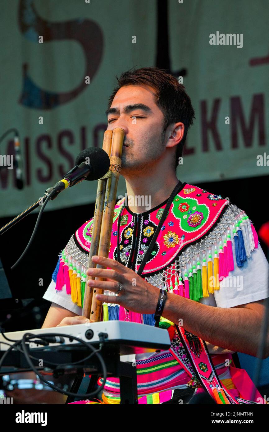 Musicista indigeno taiwanese che suona il flauto al naso, Mission Folk Music Festival, Mission, British Columbia, Canada Foto Stock