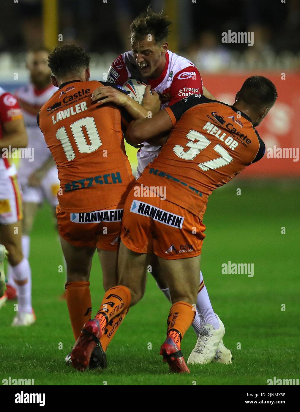 Il Corentin le Cam di Catalans Dragons è affrontato da George Lawler (a sinistra) di Castleford Tigers e Alex Mellor durante la partita della Betfred Super League nella giungla di Mend-A-Hose, Castleford. Data immagine: Venerdì 12 agosto 2022. Foto Stock