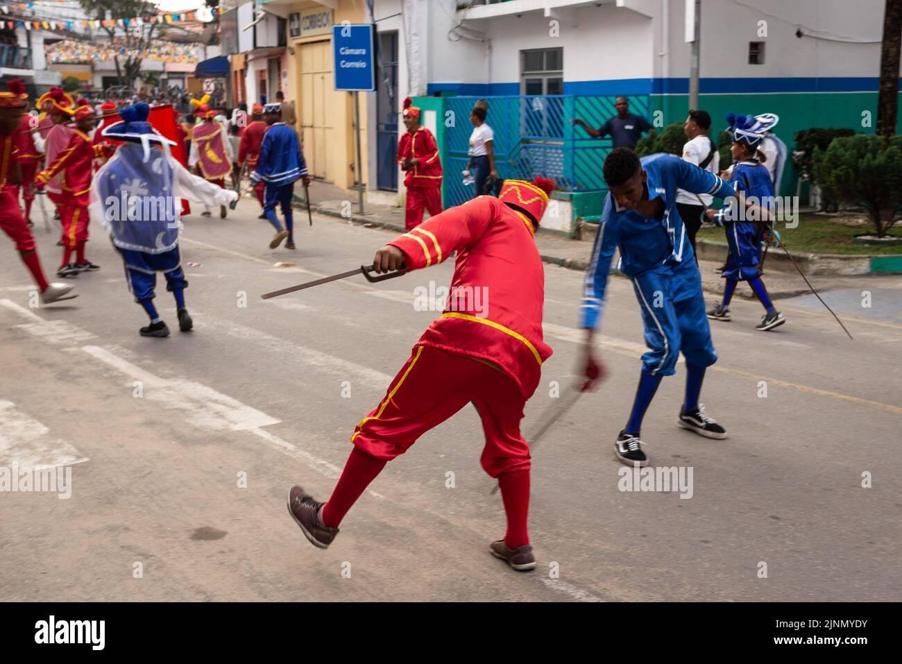 Saubara, Bahia, Brasile - 06 agosto 2022: Membri della Marujada manifestazione culturale fase una spada lotta tra Mori e cristiani per le strade Sauba Foto Stock