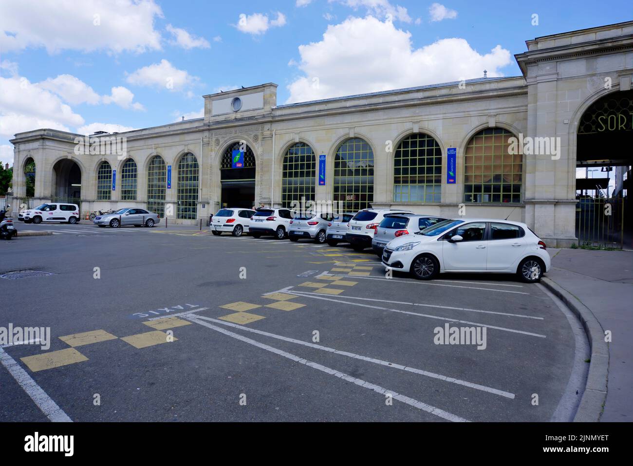 Versailles, Francia - 28 maggio 2022: Vista esterna della stazione ferroviaria Rive Droite di Versailles con auto parcheggiate all'esterno Foto Stock