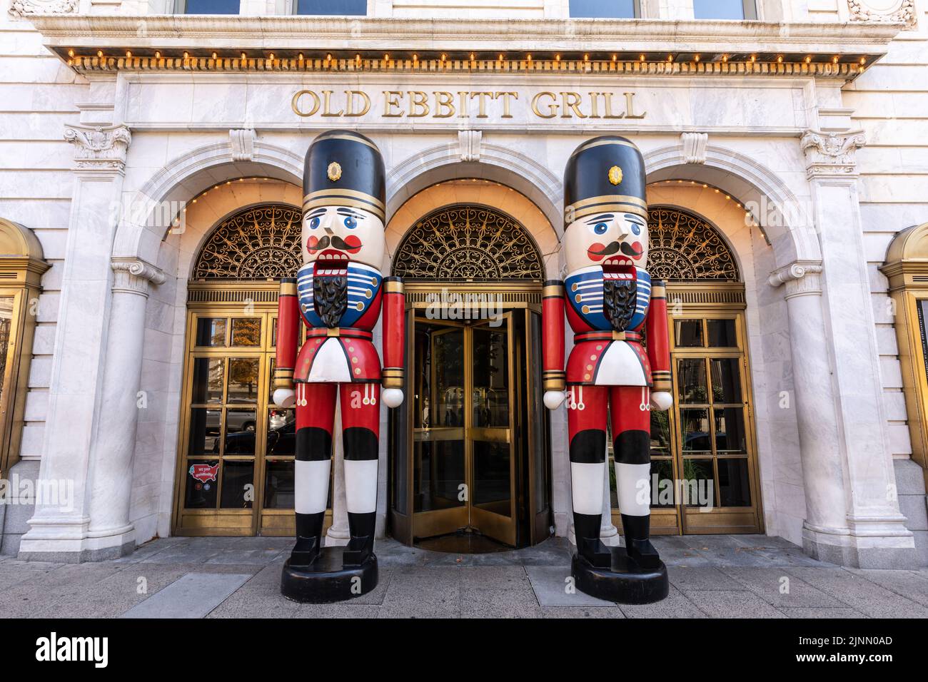 Washington D.C. - 23 novembre 2021: Old Ebbitt Grill con gigantesche statue di nutcracker all'ingresso. Old Ebbitt Grill, fondato nel 1856, è il vecchio di Washington Foto Stock