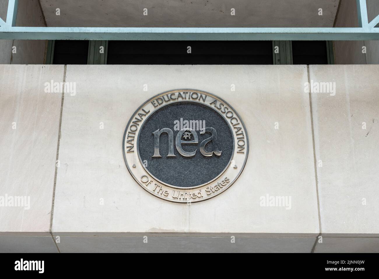 Washington, DC - 27 giugno 2022: Logo per la National Education Association sopra la voce presso la sede centrale DC. Foto Stock