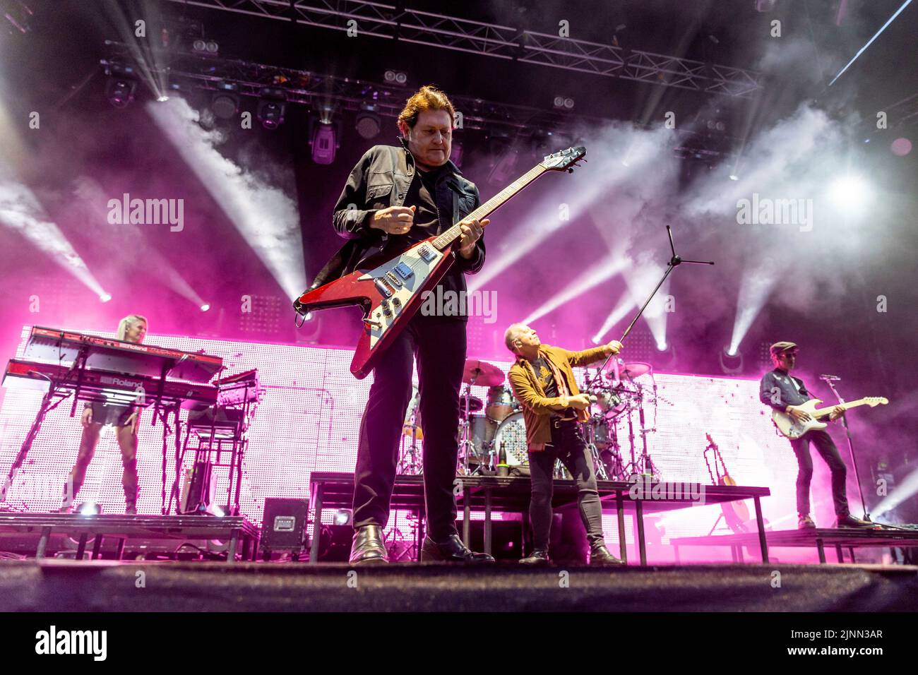 Edimburgo, Regno Unito. 12th ago, 2022. Simple Minds at Princes Street Gardens, Edinburgh venerdì 12th agosto 2022 come parte dei concerti della sessione estiva di Edimburgo. Membri della band: Jim Kerr – voce principale Charlie Burchill – chitarra elettrica e acustica Ged Grimes – basso Sarah Brown - voce di supporto Gordy Goudie - tastiere e chitarra aggiuntive Cherisse Osei - batteria Berenice Scott - tastiere immagine: Alan Rennie Credit: Alan Rennie/Alamy Live News Foto Stock