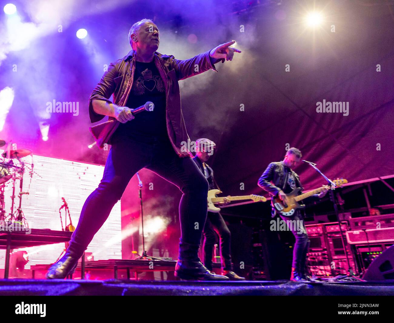 Edimburgo, Regno Unito. 12th ago, 2022. Simple Minds at Princes Street Gardens, Edinburgh venerdì 12th agosto 2022 come parte dei concerti della sessione estiva di Edimburgo. Membri della band: Jim Kerr – voce principale Charlie Burchill – chitarra elettrica e acustica Ged Grimes – basso Sarah Brown - voce di supporto Gordy Goudie - tastiere e chitarra aggiuntive Cherisse Osei - batteria Berenice Scott - tastiere immagine: Alan Rennie Credit: Alan Rennie/Alamy Live News Foto Stock