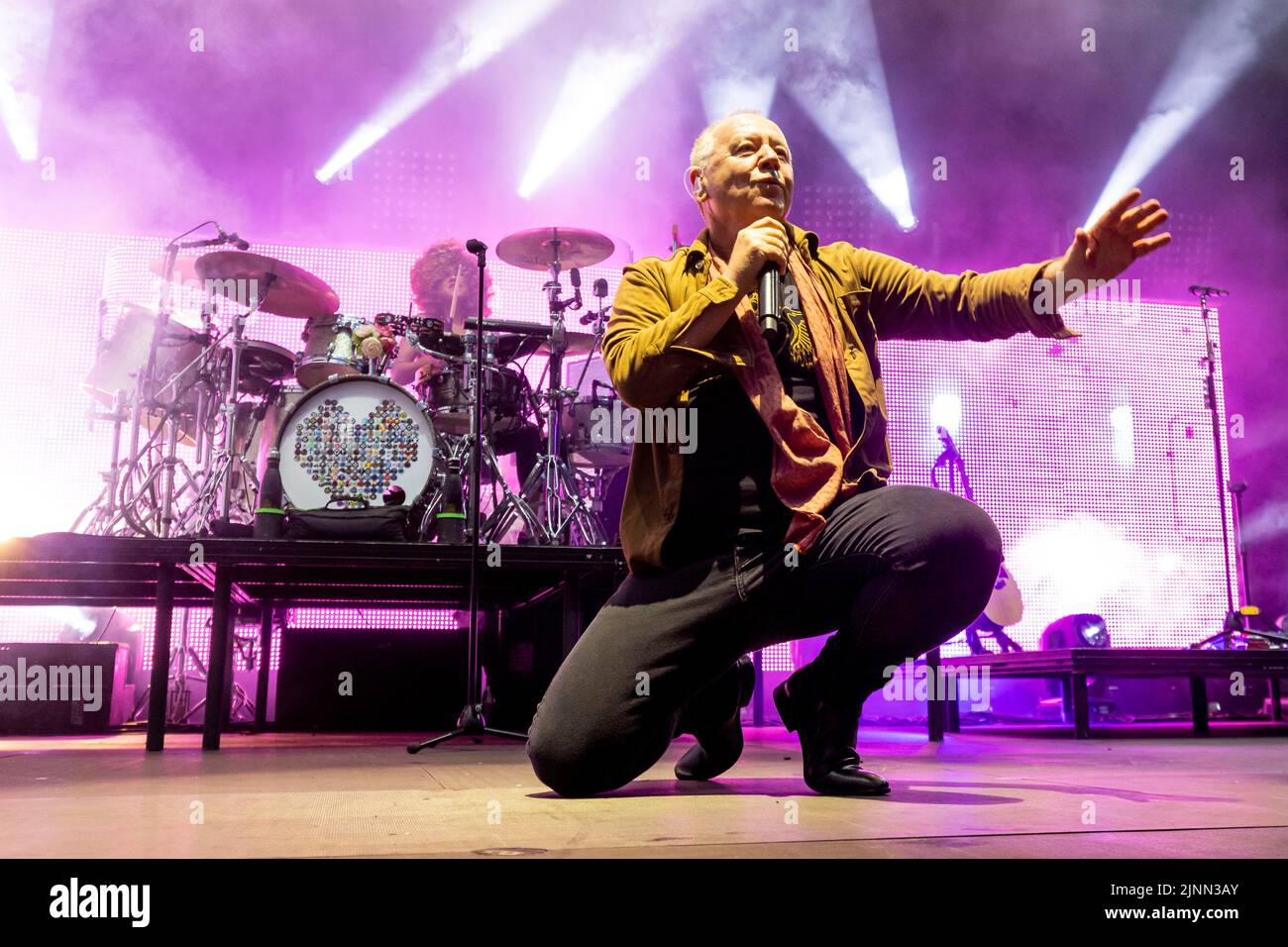 Edimburgo, Regno Unito. 12th ago, 2022. Simple Minds at Princes Street Gardens, Edinburgh venerdì 12th agosto 2022 come parte dei concerti della sessione estiva di Edimburgo. Membri della band: Jim Kerr – voce principale Charlie Burchill – chitarra elettrica e acustica Ged Grimes – basso Sarah Brown - voce di supporto Gordy Goudie - tastiere e chitarra aggiuntive Cherisse Osei - batteria Berenice Scott - tastiere immagine: Alan Rennie Credit: Alan Rennie/Alamy Live News Foto Stock