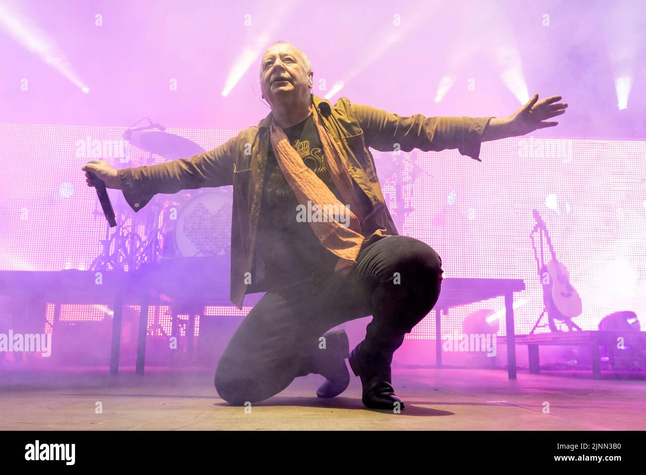 Edimburgo, Regno Unito. 12th ago, 2022. Simple Minds at Princes Street Gardens, Edinburgh venerdì 12th agosto 2022 come parte dei concerti della sessione estiva di Edimburgo. Membri della band: Jim Kerr – voce principale Charlie Burchill – chitarra elettrica e acustica Ged Grimes – basso Sarah Brown - voce di supporto Gordy Goudie - tastiere e chitarra aggiuntive Cherisse Osei - batteria Berenice Scott - tastiere immagine: Alan Rennie Credit: Alan Rennie/Alamy Live News Foto Stock