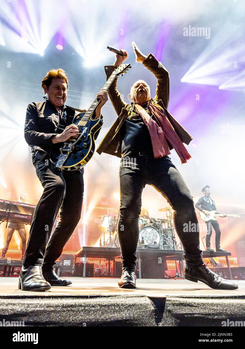 Edimburgo, Regno Unito. 12th ago, 2022. Simple Minds at Princes Street Gardens, Edinburgh venerdì 12th agosto 2022 come parte dei concerti della sessione estiva di Edimburgo. Membri della band: Jim Kerr – voce principale Charlie Burchill – chitarra elettrica e acustica Ged Grimes – basso Sarah Brown - voce di supporto Gordy Goudie - tastiere e chitarra aggiuntive Cherisse Osei - batteria Berenice Scott - tastiere immagine: Alan Rennie Credit: Alan Rennie/Alamy Live News Foto Stock