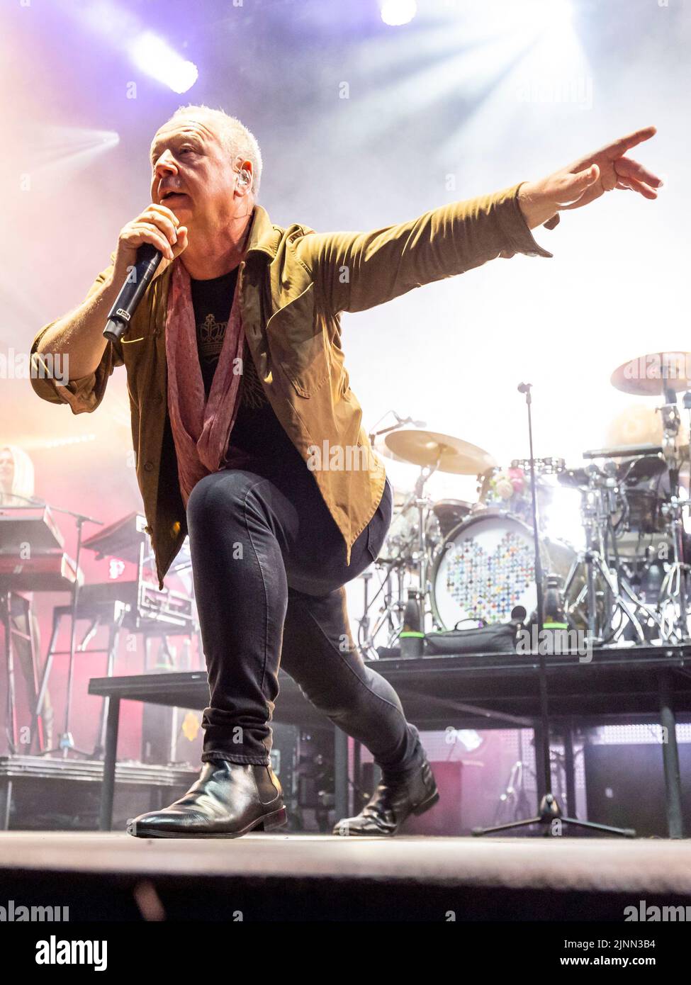 Edimburgo, Regno Unito. 12th ago, 2022. Simple Minds at Princes Street Gardens, Edinburgh venerdì 12th agosto 2022 come parte dei concerti della sessione estiva di Edimburgo. Membri della band: Jim Kerr – voce principale Charlie Burchill – chitarra elettrica e acustica Ged Grimes – basso Sarah Brown - voce di supporto Gordy Goudie - tastiere e chitarra aggiuntive Cherisse Osei - batteria Berenice Scott - tastiere immagine: Alan Rennie Credit: Alan Rennie/Alamy Live News Foto Stock