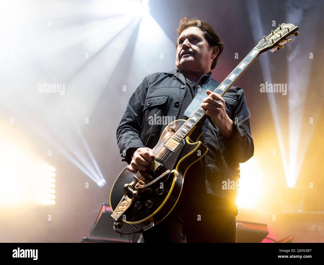 Edimburgo, Regno Unito. 12th ago, 2022. Simple Minds at Princes Street Gardens, Edinburgh venerdì 12th agosto 2022 come parte dei concerti della sessione estiva di Edimburgo. Membri della band: Jim Kerr – voce principale Charlie Burchill – chitarra elettrica e acustica Ged Grimes – basso Sarah Brown - voce di supporto Gordy Goudie - tastiere e chitarra aggiuntive Cherisse Osei - batteria Berenice Scott - tastiere immagine: Alan Rennie Credit: Alan Rennie/Alamy Live News Foto Stock