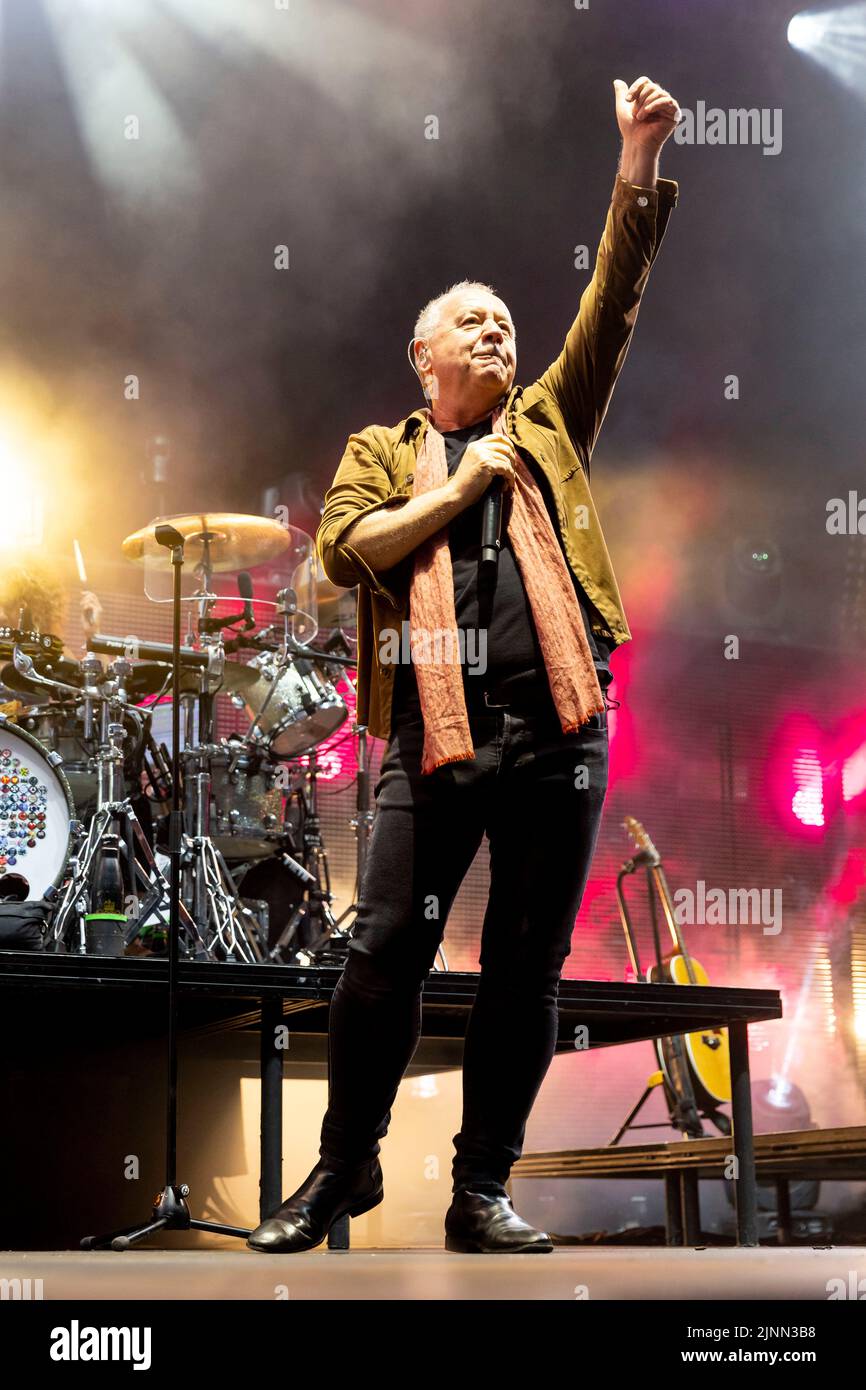 Edimburgo, Regno Unito. 12th ago, 2022. Simple Minds at Princes Street Gardens, Edinburgh venerdì 12th agosto 2022 come parte dei concerti della sessione estiva di Edimburgo. Membri della band: Jim Kerr – voce principale Charlie Burchill – chitarra elettrica e acustica Ged Grimes – basso Sarah Brown - voce di supporto Gordy Goudie - tastiere e chitarra aggiuntive Cherisse Osei - batteria Berenice Scott - tastiere immagine: Alan Rennie Credit: Alan Rennie/Alamy Live News Foto Stock