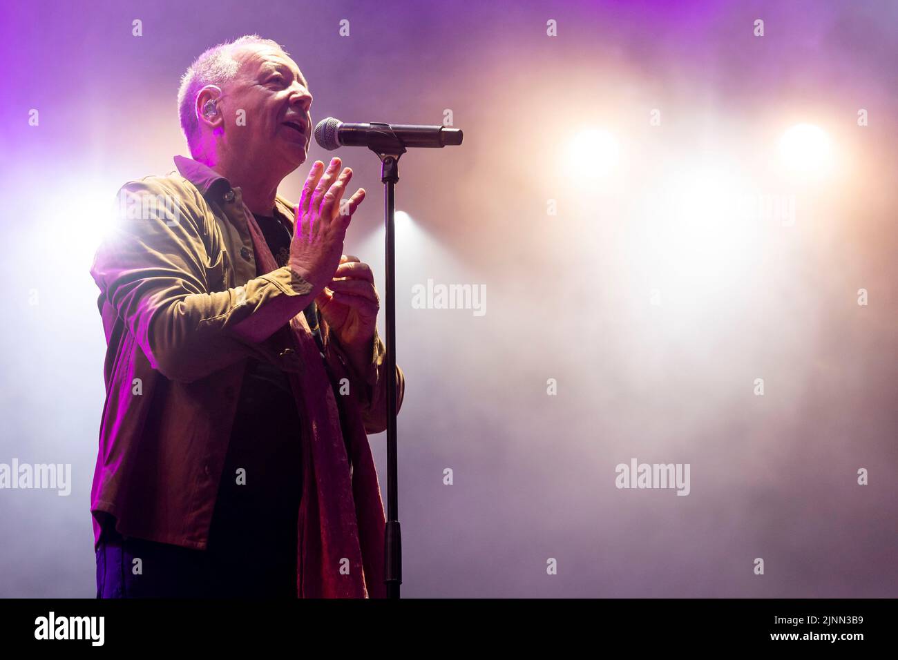 Edimburgo, Regno Unito. 12th ago, 2022. Simple Minds at Princes Street Gardens, Edinburgh venerdì 12th agosto 2022 come parte dei concerti della sessione estiva di Edimburgo. Membri della band: Jim Kerr – voce principale Charlie Burchill – chitarra elettrica e acustica Ged Grimes – basso Sarah Brown - voce di supporto Gordy Goudie - tastiere e chitarra aggiuntive Cherisse Osei - batteria Berenice Scott - tastiere immagine: Alan Rennie Credit: Alan Rennie/Alamy Live News Foto Stock