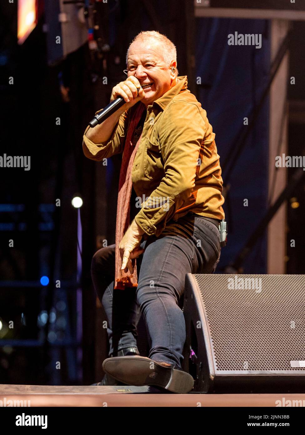 Edimburgo, Regno Unito. 12th ago, 2022. Simple Minds at Princes Street Gardens, Edinburgh venerdì 12th agosto 2022 come parte dei concerti della sessione estiva di Edimburgo. Membri della band: Jim Kerr – voce principale Charlie Burchill – chitarra elettrica e acustica Ged Grimes – basso Sarah Brown - voce di supporto Gordy Goudie - tastiere e chitarra aggiuntive Cherisse Osei - batteria Berenice Scott - tastiere immagine: Alan Rennie Credit: Alan Rennie/Alamy Live News Foto Stock