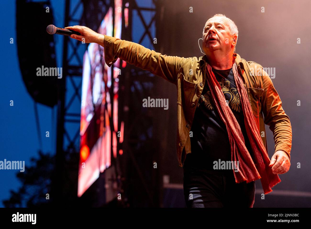 Edimburgo, Regno Unito. 12th ago, 2022. Simple Minds at Princes Street Gardens, Edinburgh venerdì 12th agosto 2022 come parte dei concerti della sessione estiva di Edimburgo. Membri della band: Jim Kerr – voce principale Charlie Burchill – chitarra elettrica e acustica Ged Grimes – basso Sarah Brown - voce di supporto Gordy Goudie - tastiere e chitarra aggiuntive Cherisse Osei - batteria Berenice Scott - tastiere immagine: Alan Rennie Credit: Alan Rennie/Alamy Live News Foto Stock