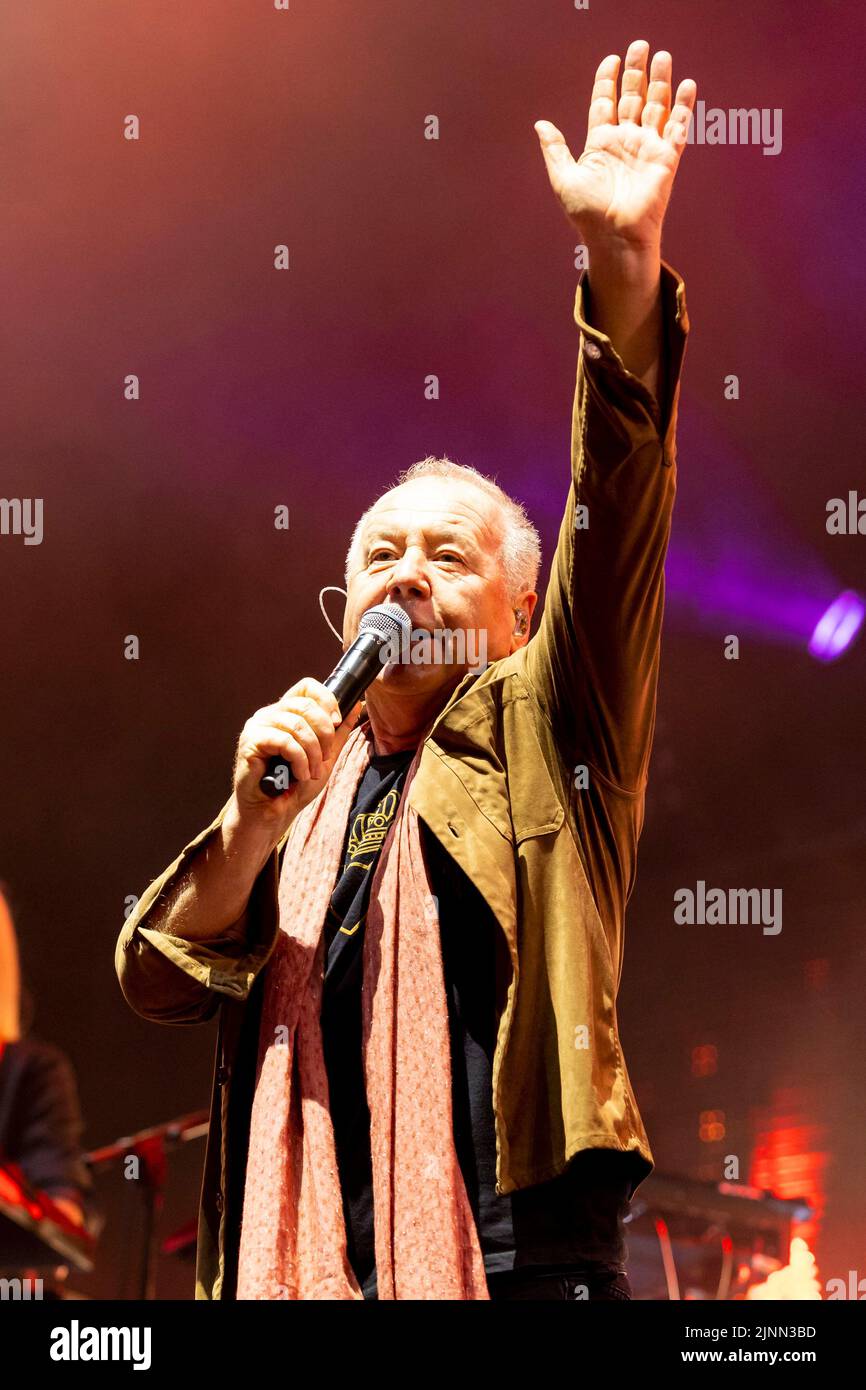 Edimburgo, Regno Unito. 12th ago, 2022. Simple Minds at Princes Street Gardens, Edinburgh venerdì 12th agosto 2022 come parte dei concerti della sessione estiva di Edimburgo. Membri della band: Jim Kerr – voce principale Charlie Burchill – chitarra elettrica e acustica Ged Grimes – basso Sarah Brown - voce di supporto Gordy Goudie - tastiere e chitarra aggiuntive Cherisse Osei - batteria Berenice Scott - tastiere immagine: Alan Rennie Credit: Alan Rennie/Alamy Live News Foto Stock