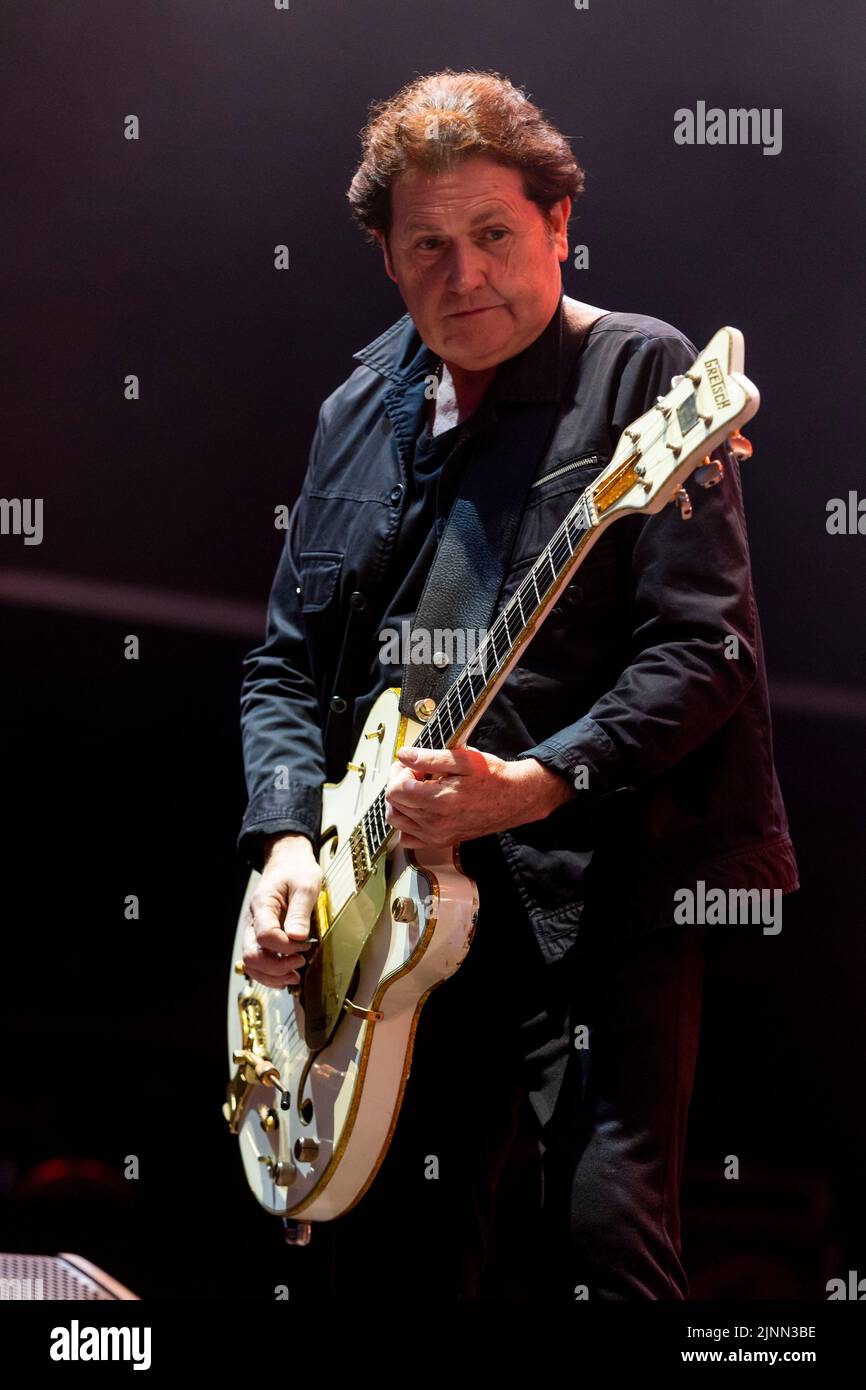 Edimburgo, Regno Unito. 12th ago, 2022. Simple Minds at Princes Street Gardens, Edinburgh venerdì 12th agosto 2022 come parte dei concerti della sessione estiva di Edimburgo. Membri della band: Jim Kerr – voce principale Charlie Burchill – chitarra elettrica e acustica Ged Grimes – basso Sarah Brown - voce di supporto Gordy Goudie - tastiere e chitarra aggiuntive Cherisse Osei - batteria Berenice Scott - tastiere immagine: Alan Rennie Credit: Alan Rennie/Alamy Live News Foto Stock