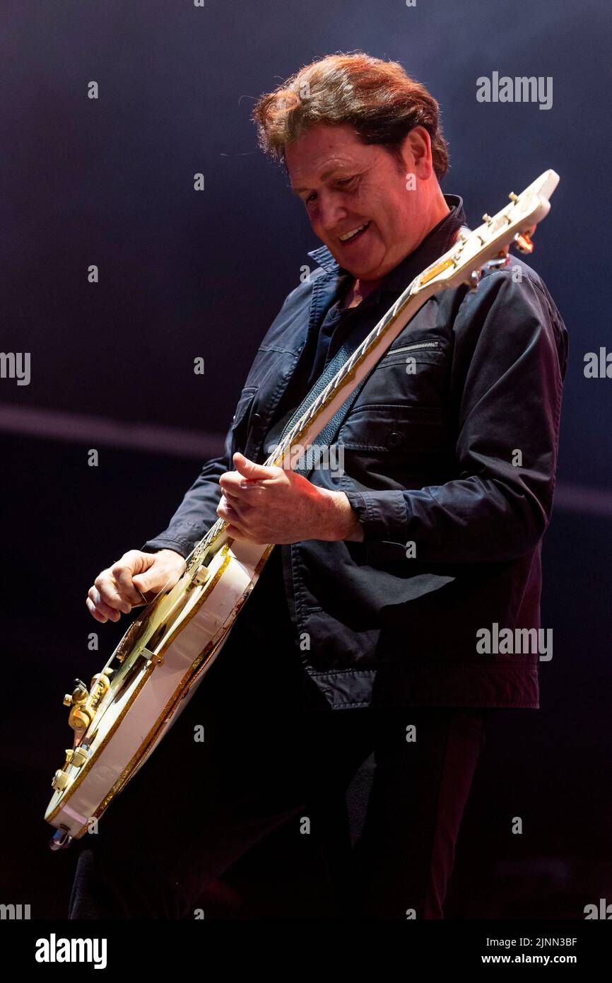 Edimburgo, Regno Unito. 12th ago, 2022. Simple Minds at Princes Street Gardens, Edinburgh venerdì 12th agosto 2022 come parte dei concerti della sessione estiva di Edimburgo. Membri della band: Jim Kerr – voce principale Charlie Burchill – chitarra elettrica e acustica Ged Grimes – basso Sarah Brown - voce di supporto Gordy Goudie - tastiere e chitarra aggiuntive Cherisse Osei - batteria Berenice Scott - tastiere immagine: Alan Rennie Credit: Alan Rennie/Alamy Live News Foto Stock