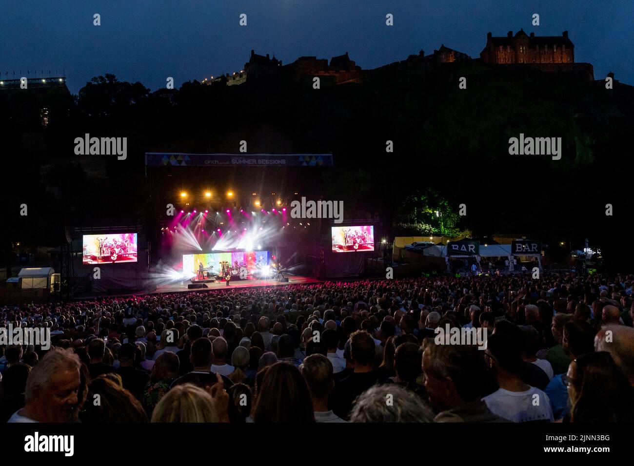 Edimburgo, Regno Unito. 12th ago, 2022. Simple Minds at Princes Street Gardens, Edinburgh venerdì 12th agosto 2022 come parte dei concerti della sessione estiva di Edimburgo. Membri della band: Jim Kerr – voce principale Charlie Burchill – chitarra elettrica e acustica Ged Grimes – basso Sarah Brown - voce di supporto Gordy Goudie - tastiere e chitarra aggiuntive Cherisse Osei - batteria Berenice Scott - tastiere immagine: Alan Rennie Credit: Alan Rennie/Alamy Live News Foto Stock