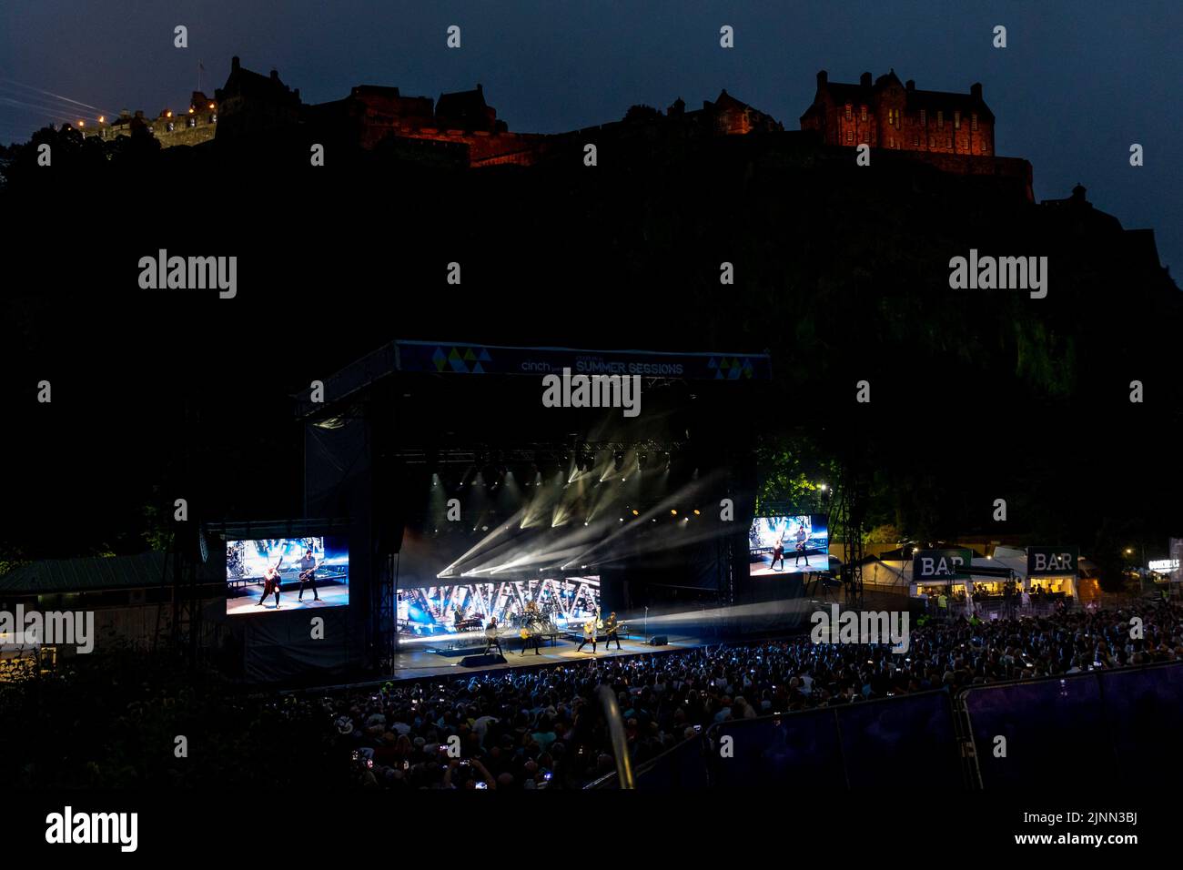 Edimburgo, Regno Unito. 12th ago, 2022. Simple Minds at Princes Street Gardens, Edinburgh venerdì 12th agosto 2022 come parte dei concerti della sessione estiva di Edimburgo. Membri della band: Jim Kerr – voce principale Charlie Burchill – chitarra elettrica e acustica Ged Grimes – basso Sarah Brown - voce di supporto Gordy Goudie - tastiere e chitarra aggiuntive Cherisse Osei - batteria Berenice Scott - tastiere immagine: Alan Rennie Credit: Alan Rennie/Alamy Live News Foto Stock
