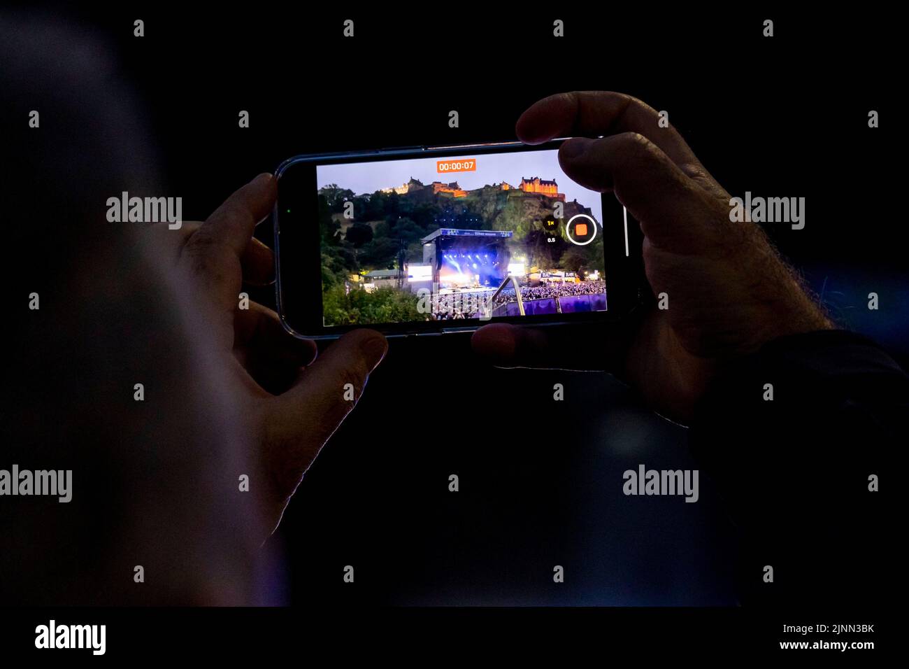 Edimburgo, Regno Unito. 12th ago, 2022. Simple Minds at Princes Street Gardens, Edinburgh venerdì 12th agosto 2022 come parte dei concerti della sessione estiva di Edimburgo. Membri della band: Jim Kerr – voce principale Charlie Burchill – chitarra elettrica e acustica Ged Grimes – basso Sarah Brown - voce di supporto Gordy Goudie - tastiere e chitarra aggiuntive Cherisse Osei - batteria Berenice Scott - tastiere immagine: Alan Rennie Credit: Alan Rennie/Alamy Live News Foto Stock