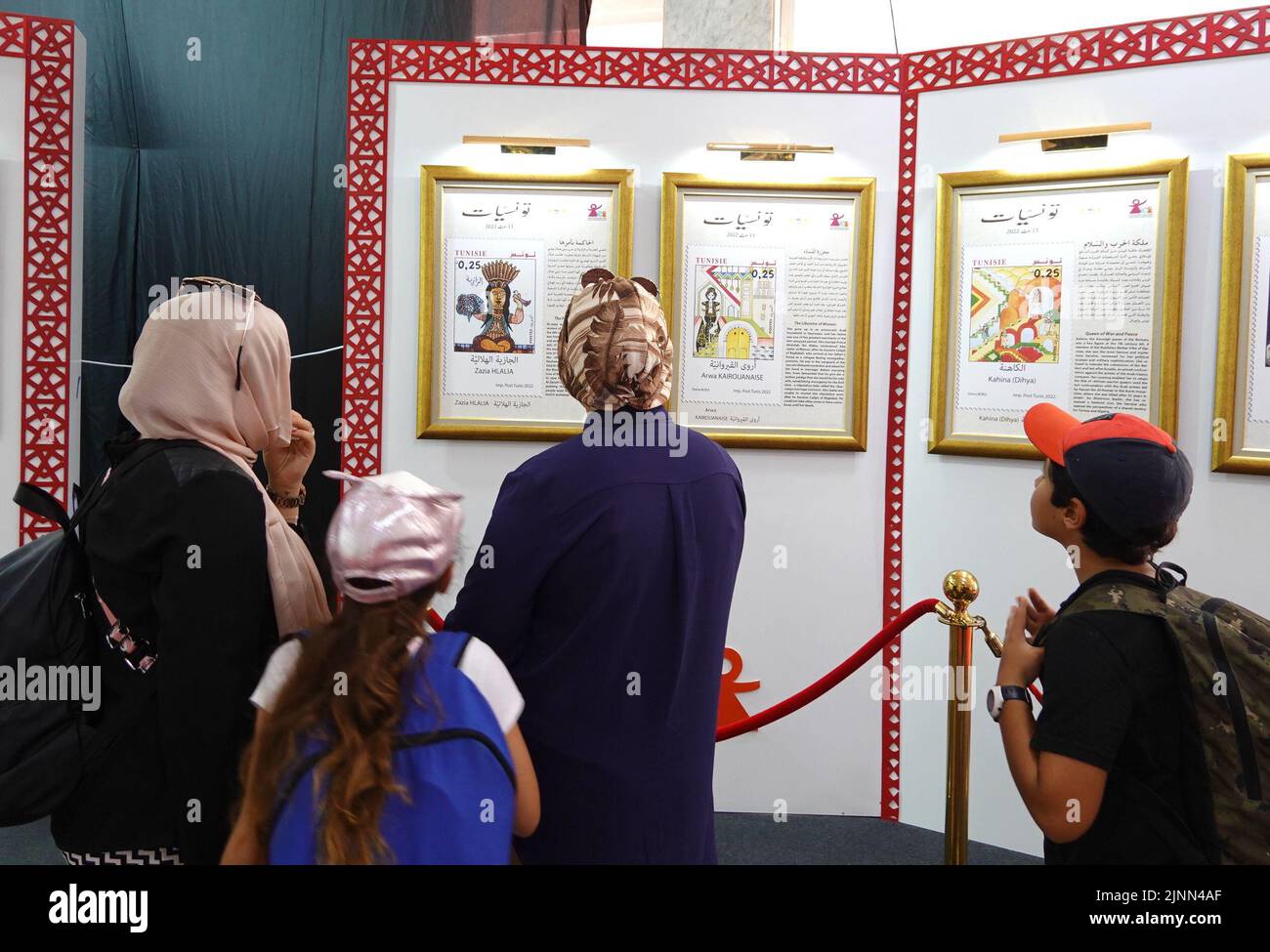 Tunisi, Tunisia. 12th ago, 2022. La gente visita una mostra di francobolli a Tunisi, Tunisia, il 12 agosto 2022. La mostra di francobolli che rende omaggio alle donne tunisine si tiene a Tunisi per celebrare la Giornata nazionale della donna che cade il sabato. Credit: Notizie dal vivo su Xu Supei/Xinhua/Alamy Foto Stock