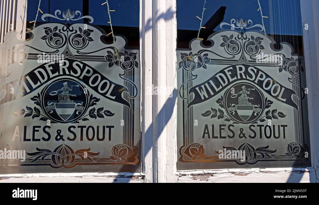 Railway Hotel Pub, Nantwich inciso con Greenalls Wildersool Ales & Stout e logo da Warrington, Cheshire, Inghilterra, Regno Unito Foto Stock