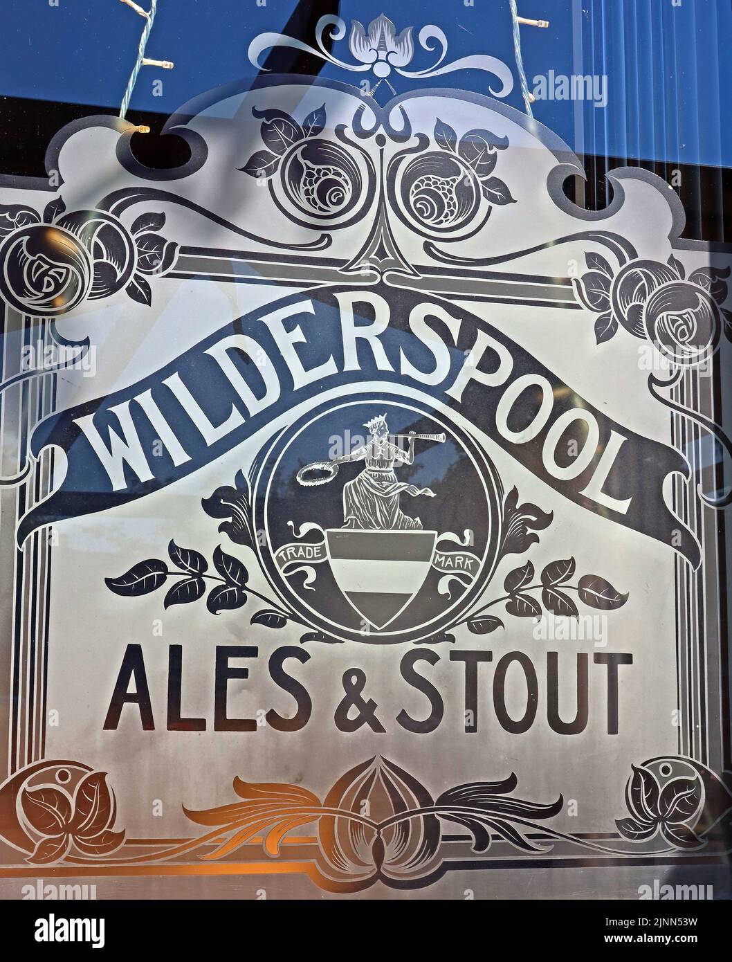 Railway Hotel Pub, Nantwich inciso con Greenalls Wildersool Ales & Stout e logo da Warrington, Cheshire, Inghilterra, Regno Unito Foto Stock